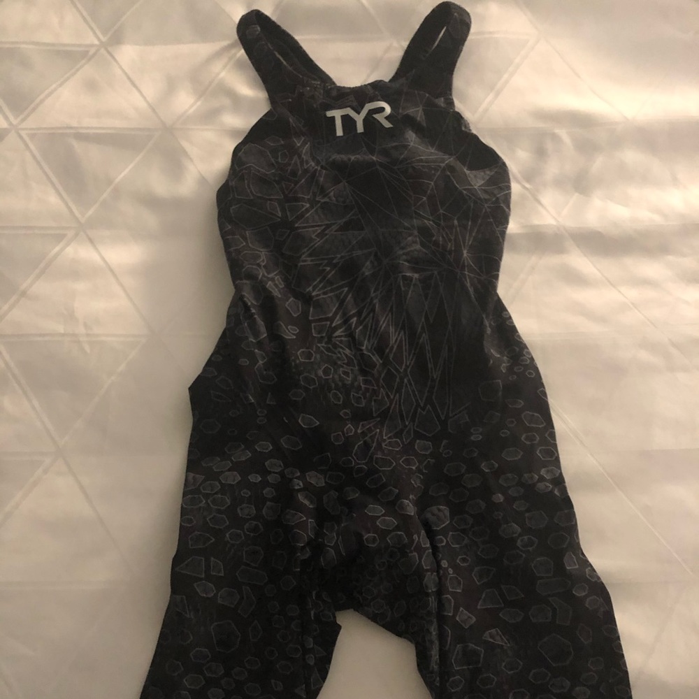 TYR Avictor Kneeskin.  Size 27.  Worn Once!